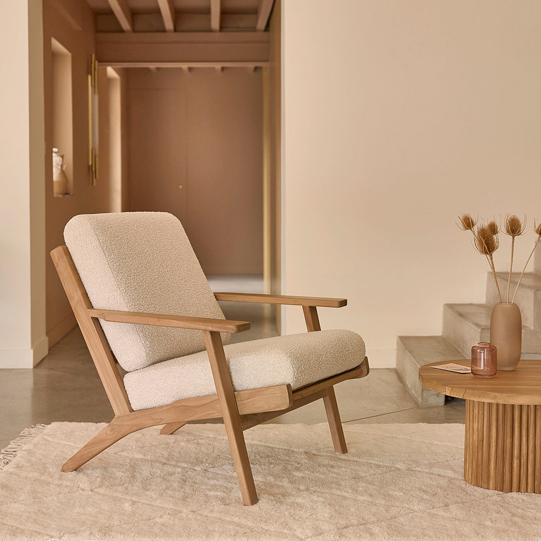 SERENE - Poltrona in teak massello con tessuto bouclé