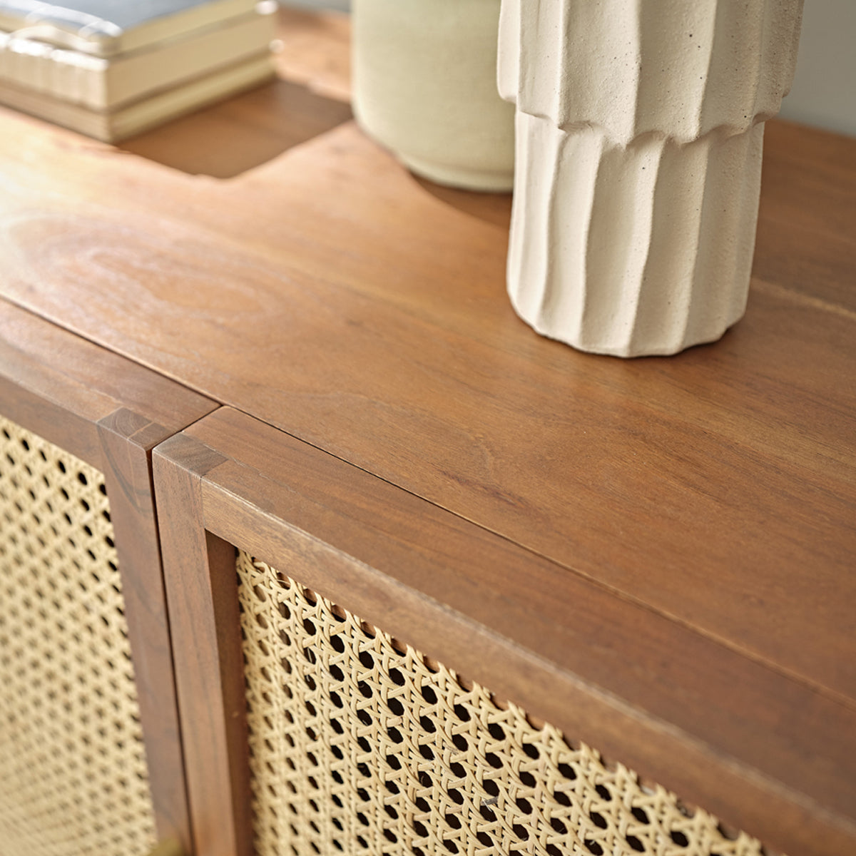 LEONTINE - Cassettiera in acacia massello finitura in noce e cannage 120 cm
