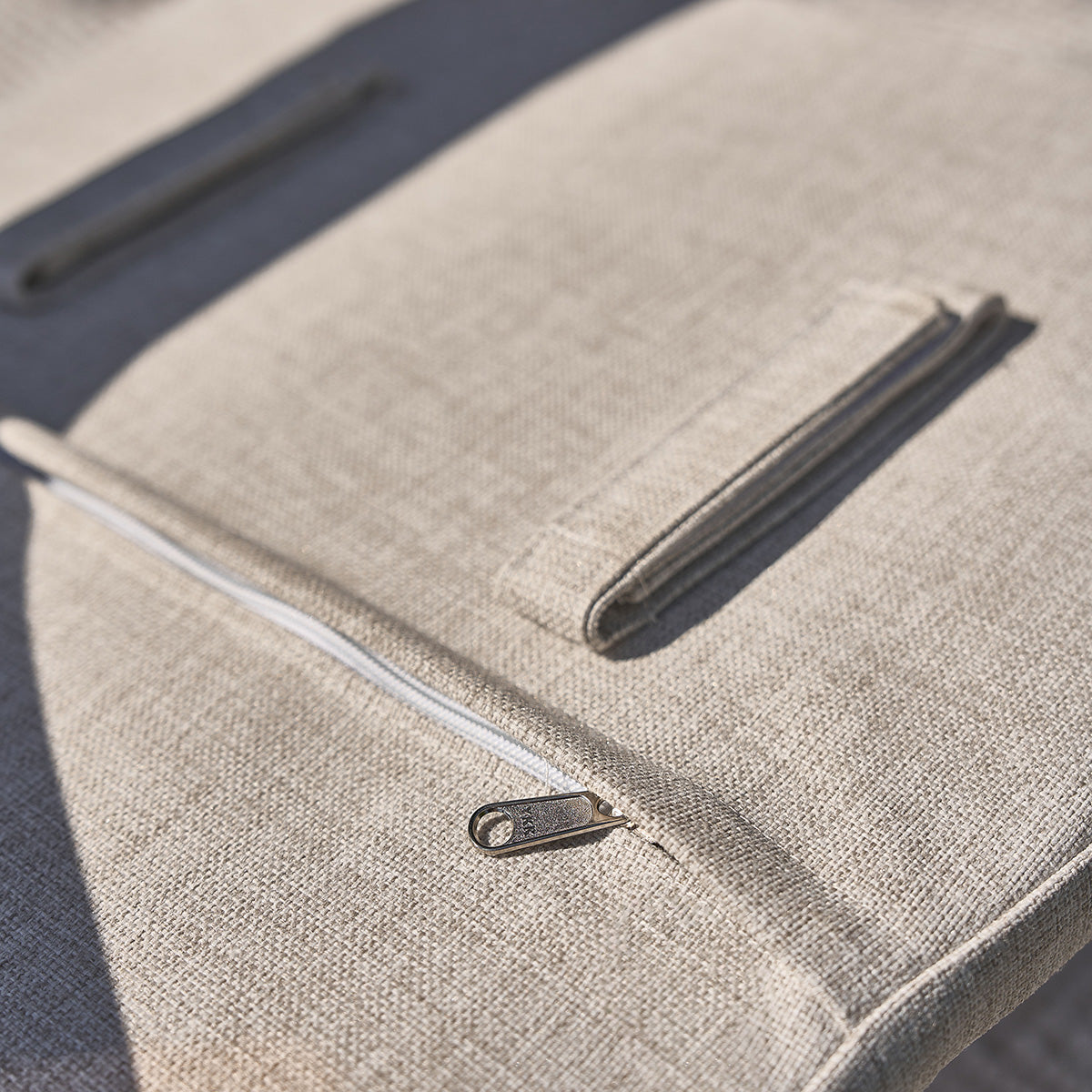 AMBRE - Poltrona da giardino in teak massello con cuscino grigio-beige