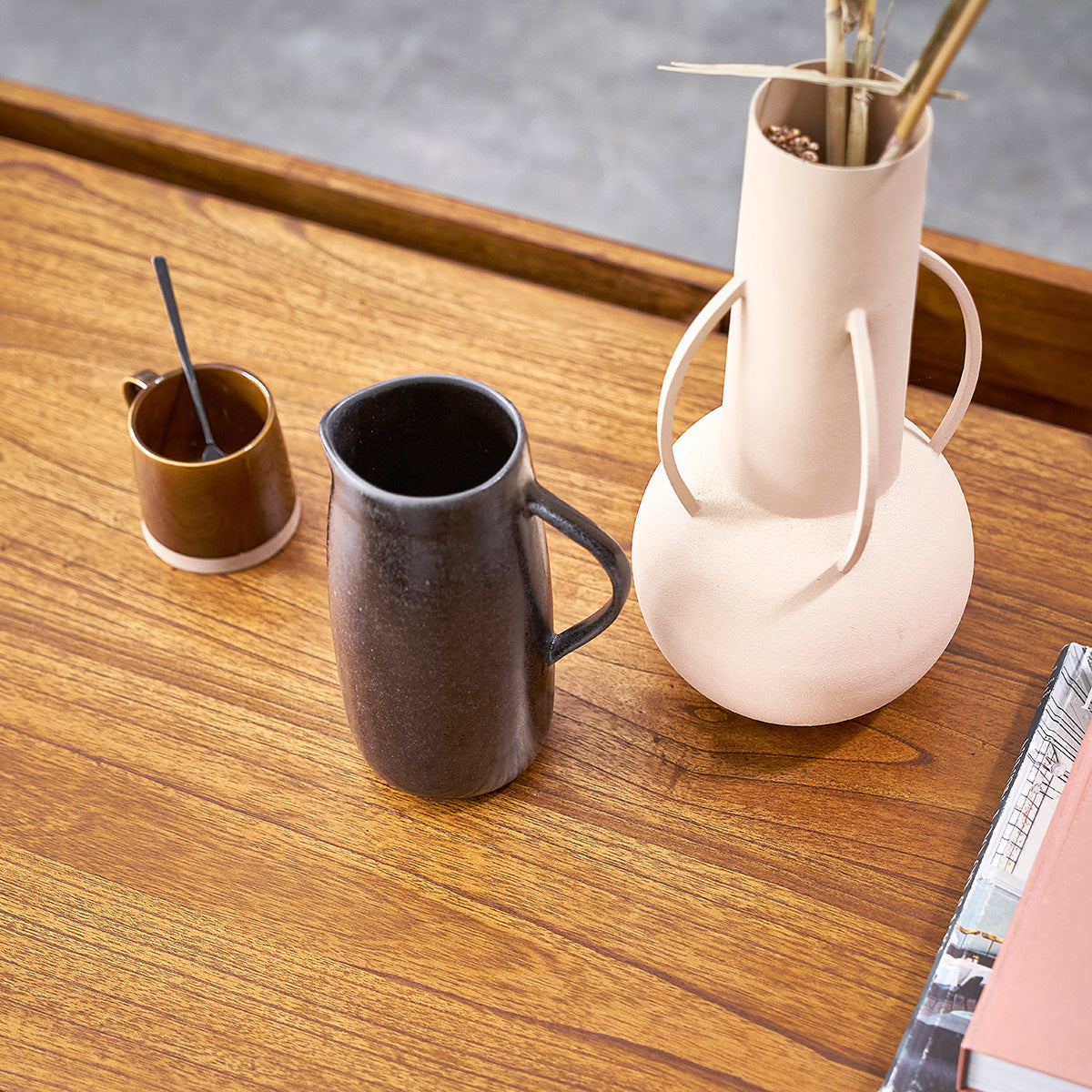 MILO - Tavolino in mindi massello con finitura in noce 140 cm