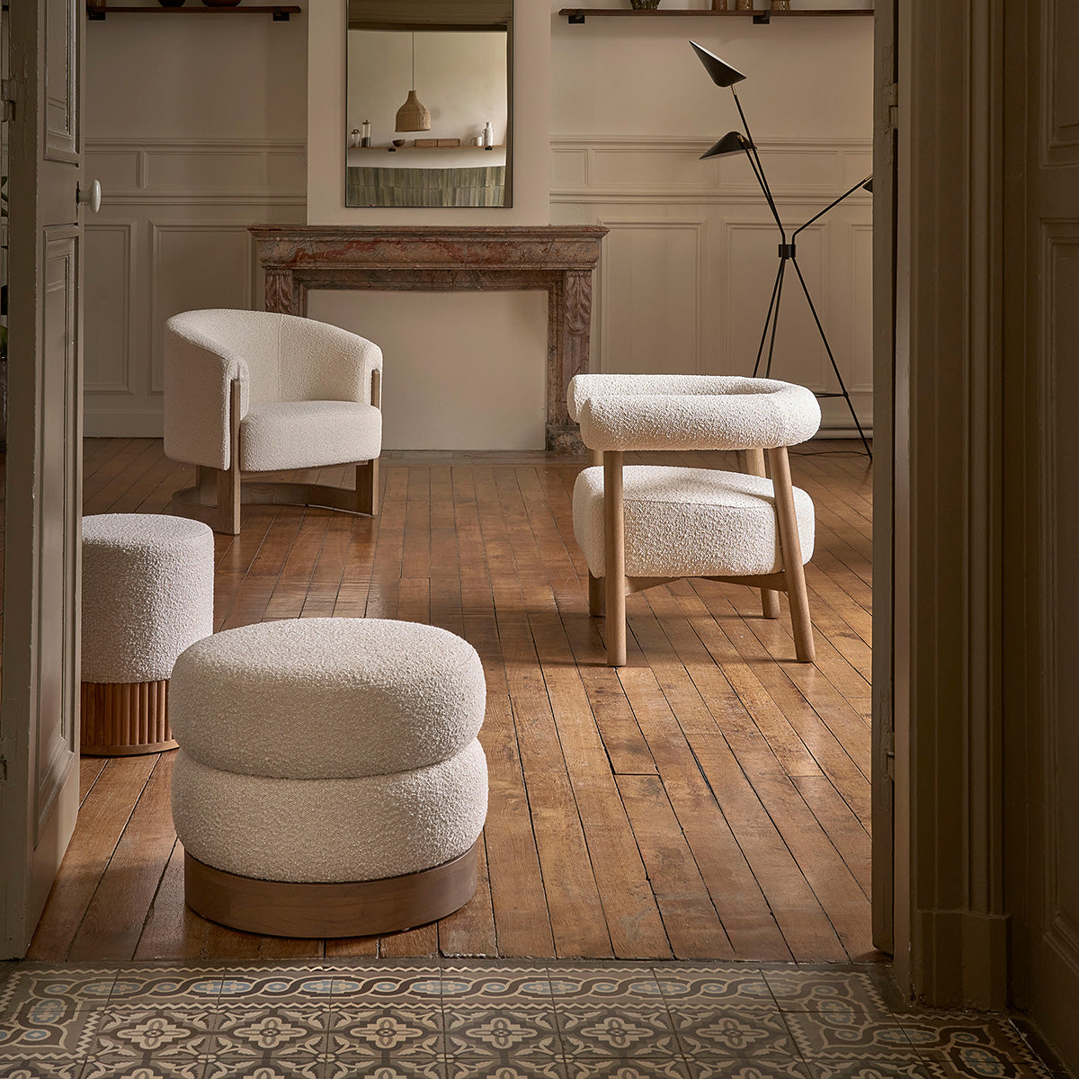 TANE - Pouf in mindi massello e tessuto bouclé bianco Ø55 cm