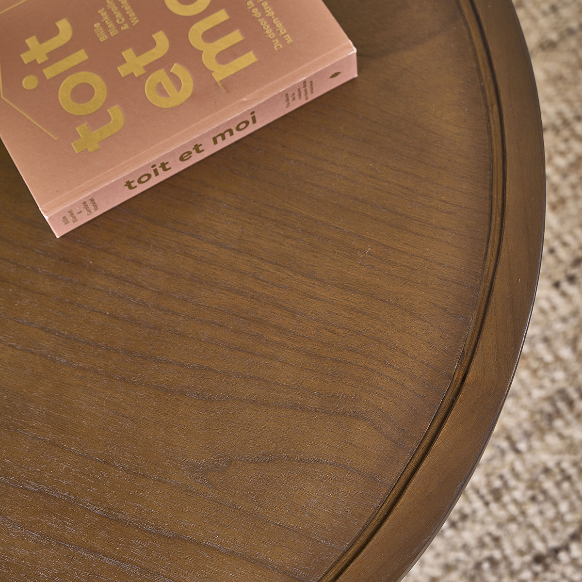 SOLÈNE - Tavolino rotondo in mindi massello con finitura in noce Ø 100 cm