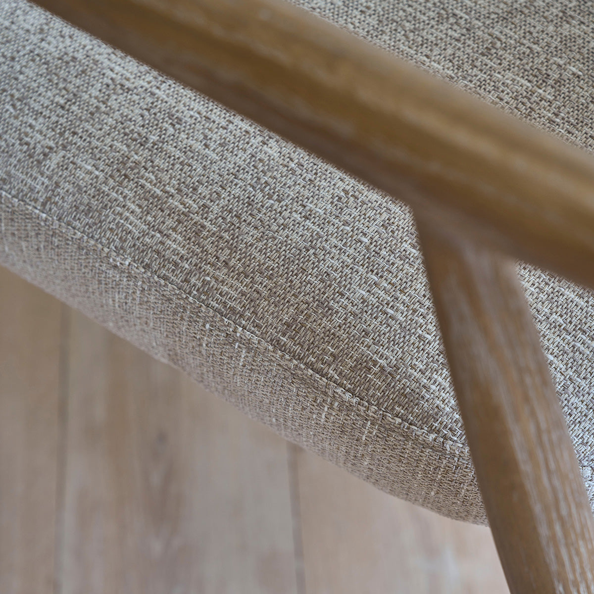 EUGÈNE - Poltrona in legno di quercia con tessuto beige screziato