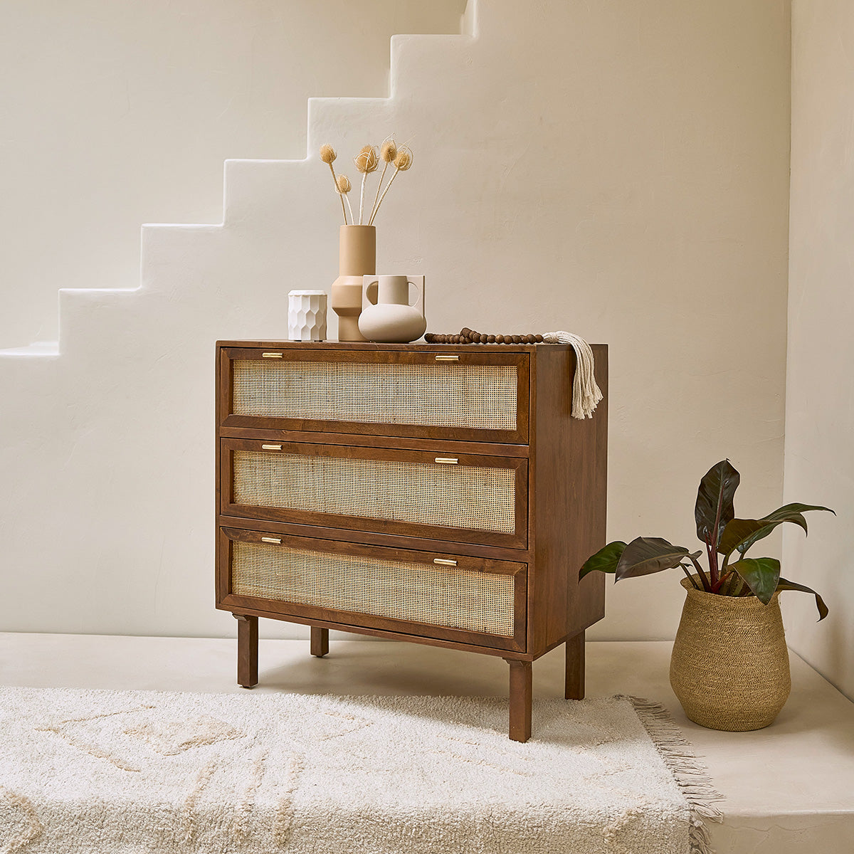 RAPHAEL - Cassettiera in mango massello e midollino finitura in noce 90 cm