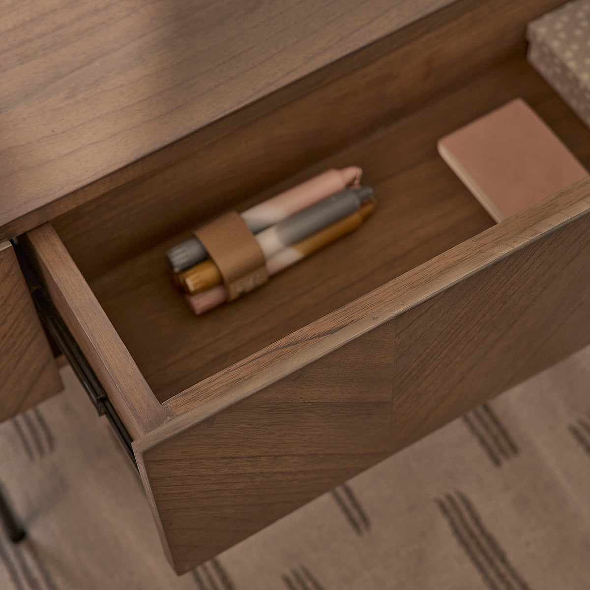 CALIX - Tavolino in mindi massello e metallo finitura noce 120 cm