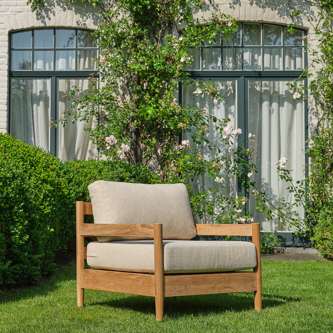 CALVI - Poltrona da giardino bassa in teak massiccio con cuscini beige screziati