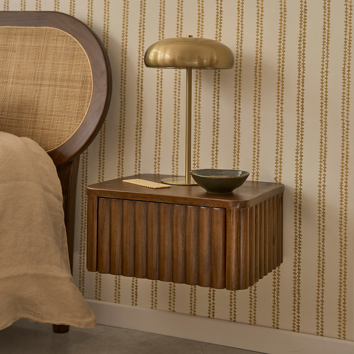 TRINIDAD - Comodino sospeso in legno mindi 45 cm