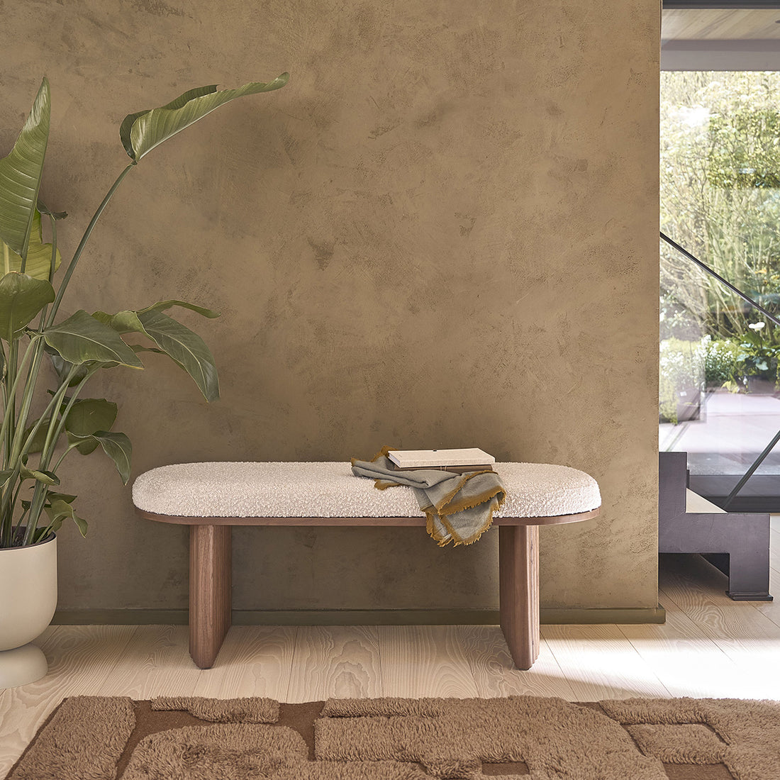 MARLOW - Panca in mindi massello finitura in noce e tessuto bouclé 120 cm