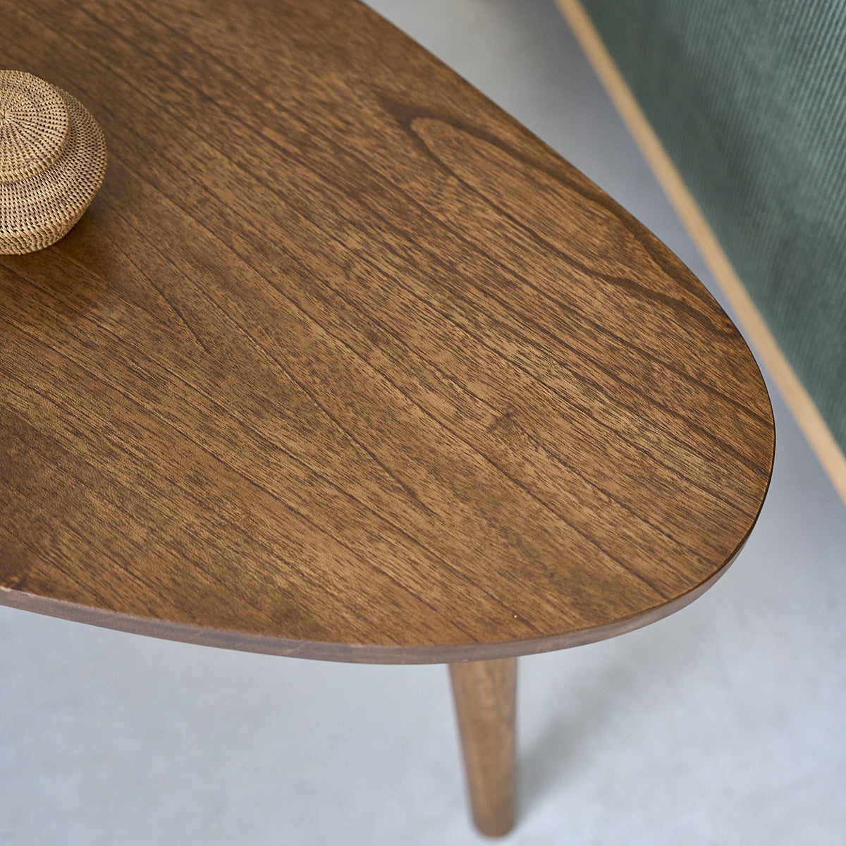 BRUNE - Tavolino in mindi massello con finitura in noce 62 cm