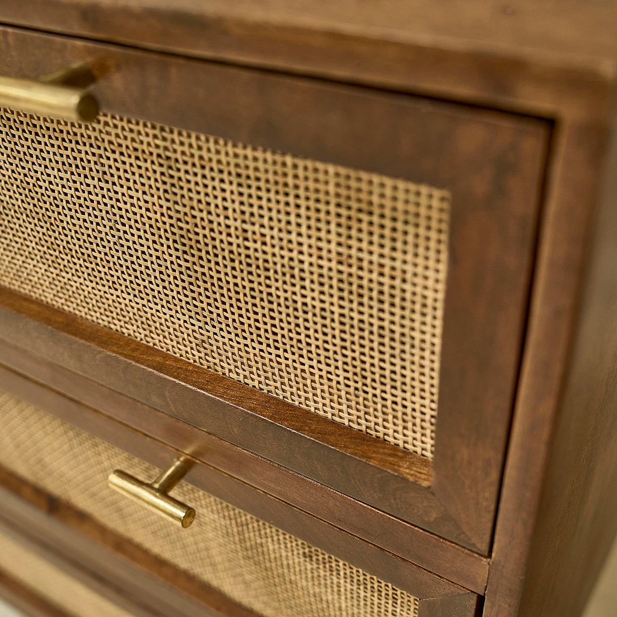 RAPHAEL - Cassettiera in mango massello e midollino finitura in noce 90 cm