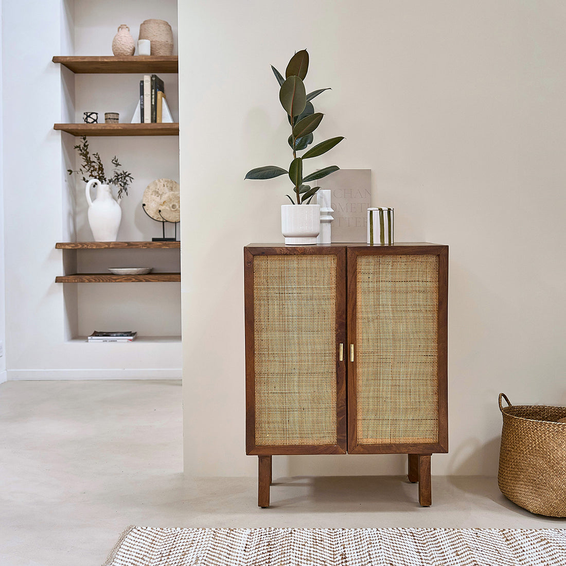 RAPHAEL - Credenza in mango massello e midollino finitura in noce 68 cm