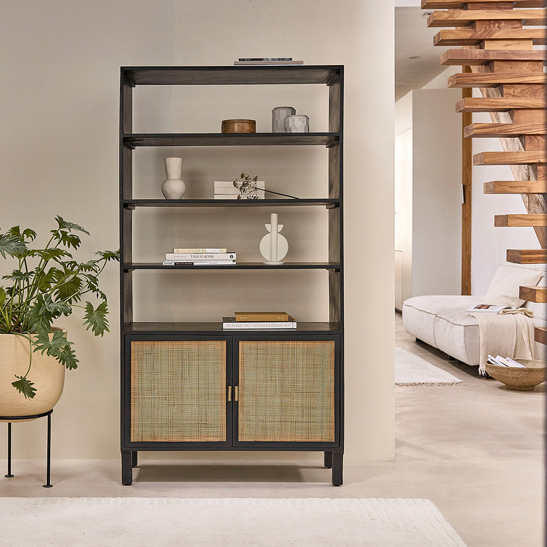 BLAISE - Libreria alta in di mango massello nero e midollino, H 170 cm