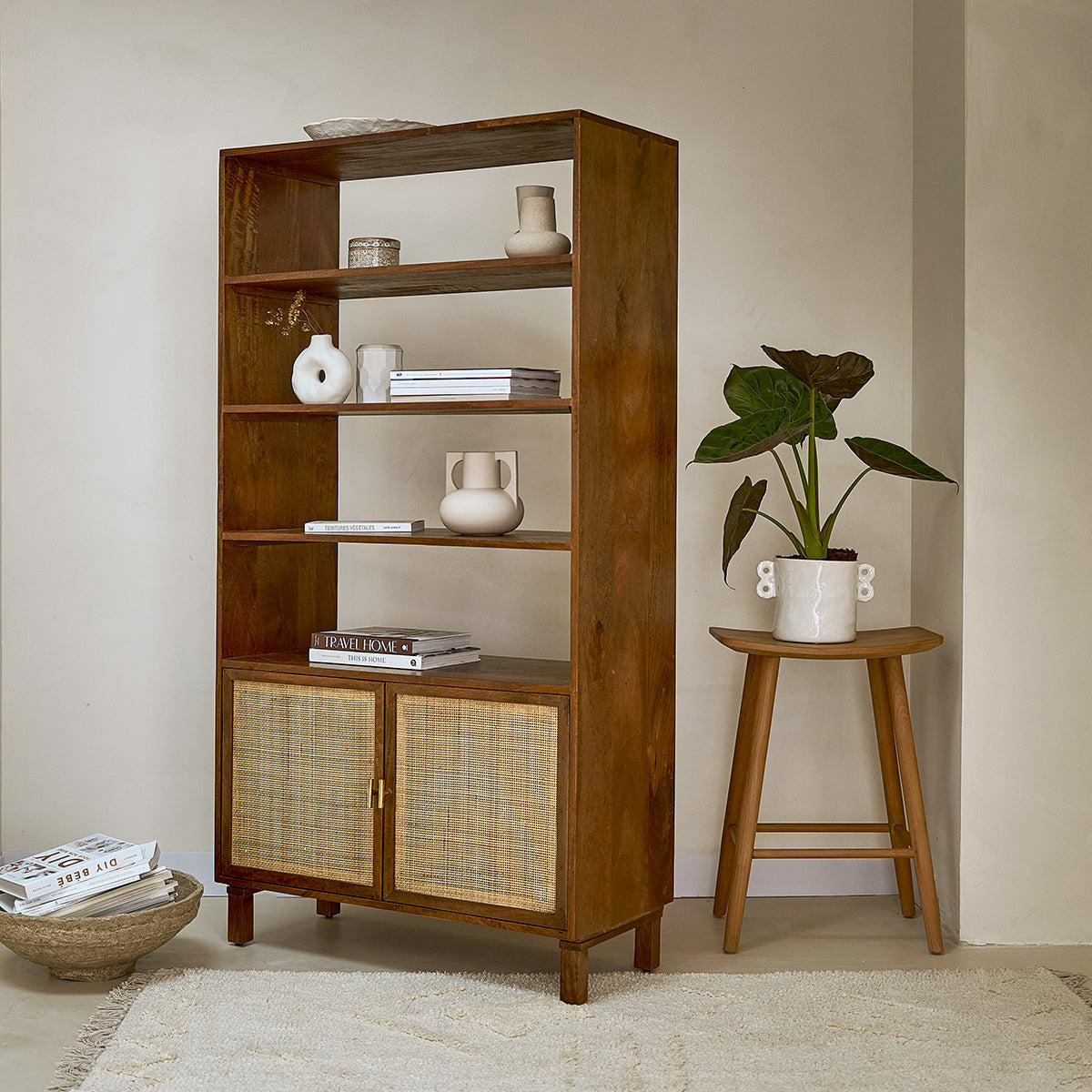 RAPHAEL - Libreria alta in mango e midollino finitura e noce, H 170 cm