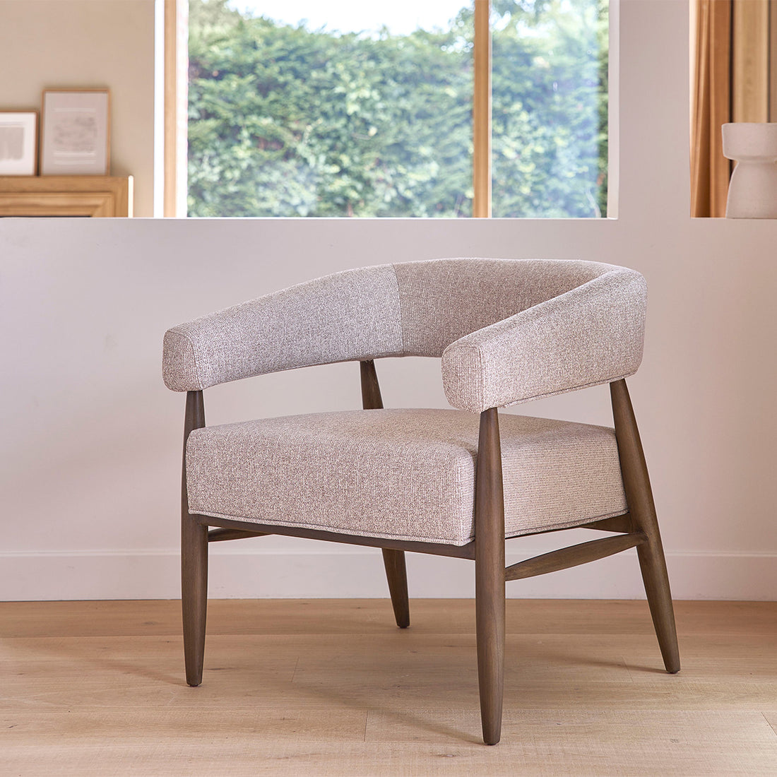 ÉLOI - Poltrona in legno massello con tessuto beige screziato