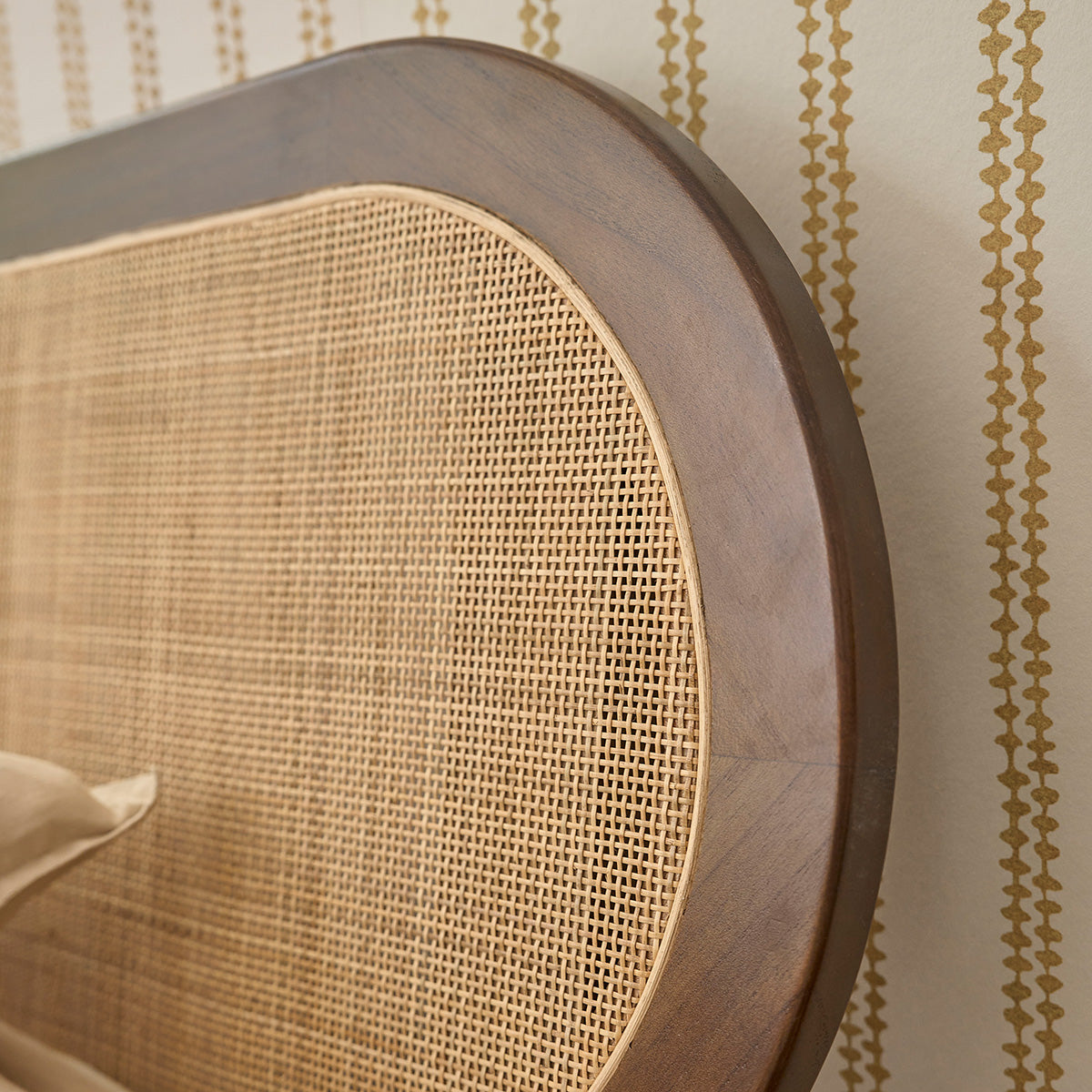 LILA - Letto in legno di mindi e midollino con finitura in noce da 160 cm