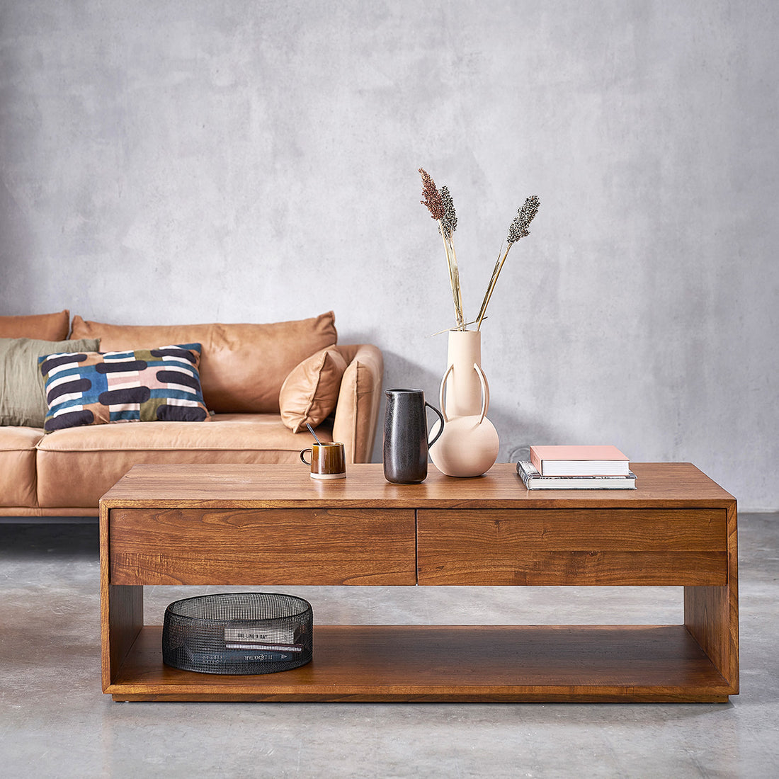 MILO - Tavolino in mindi massello con finitura in noce 140 cm