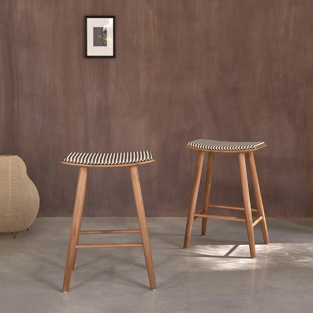 AMBRE - Set di 2 sgabelli da bar in teak massello con seduta a righe 65 cm