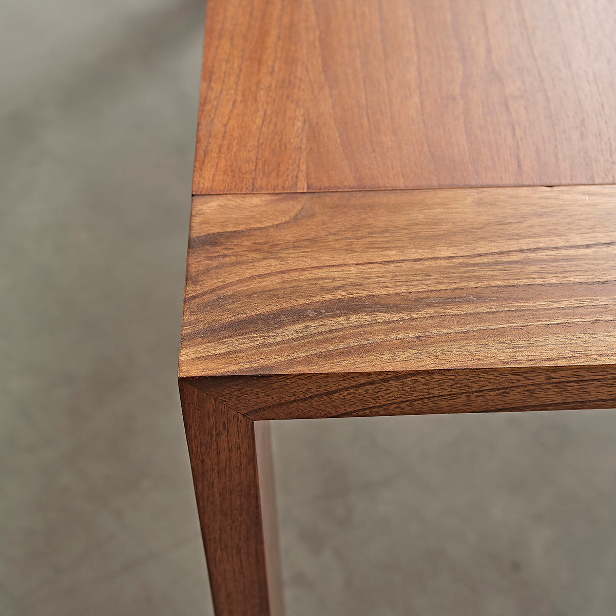 MILO - Tavolo in mindi finitura in noce per 8 pers.