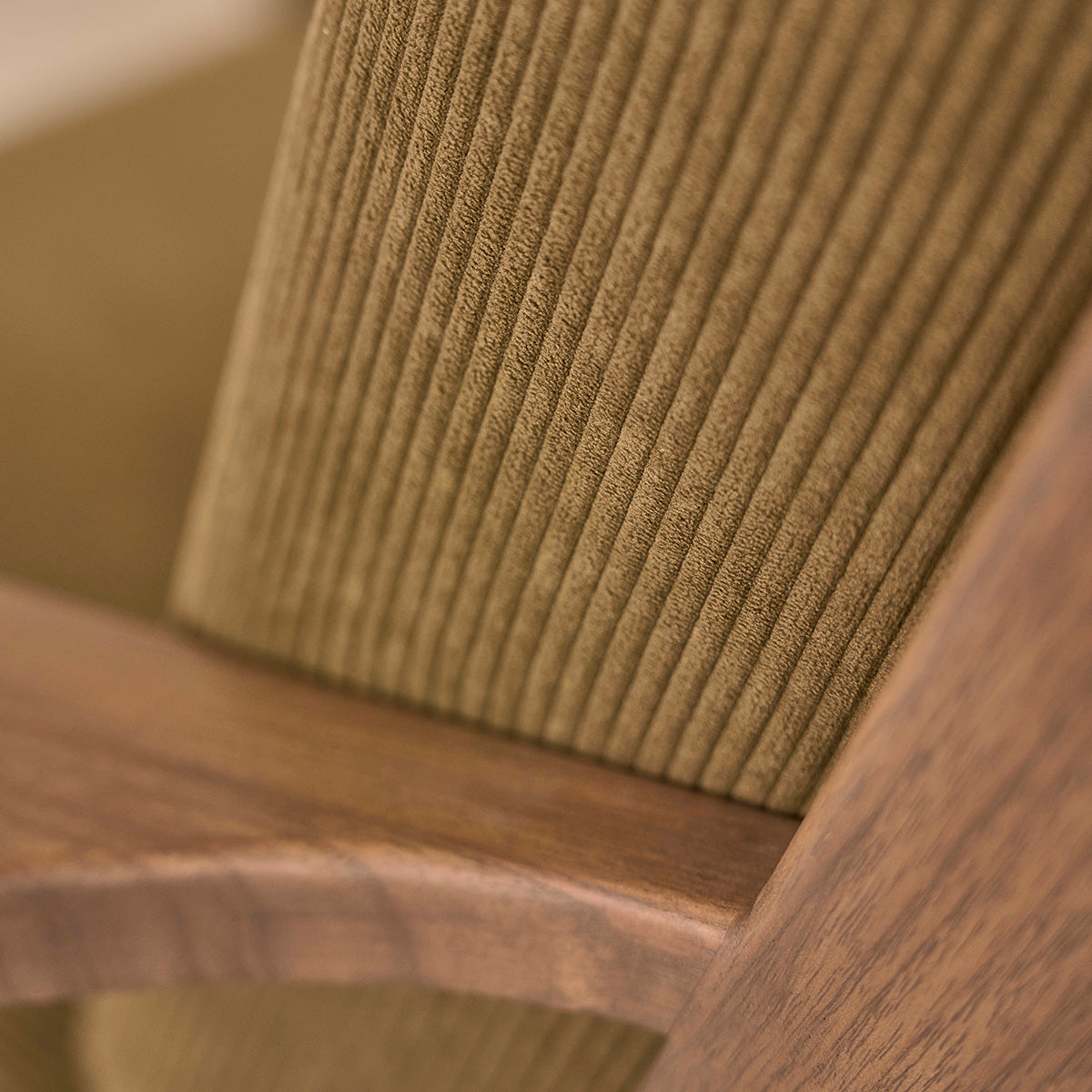 ACHILLE - Poltrona in mindi massello scuro e velluto a coste verde