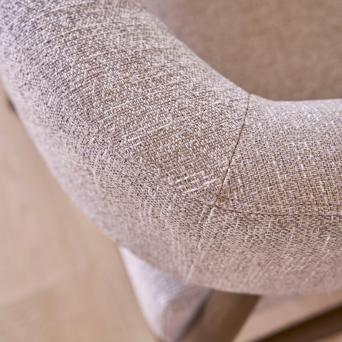 ÉLOI - Poltrona in legno massello con tessuto beige screziato