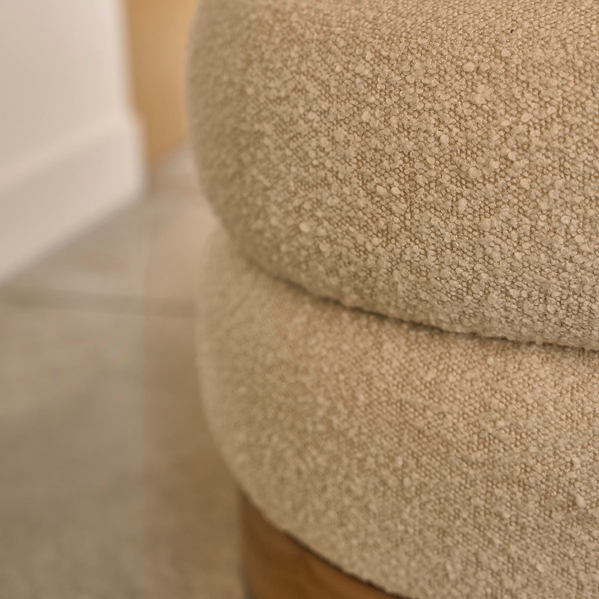 SERENE - Pouf in teak massello e tessuto bouclé bianco Ø55 cm