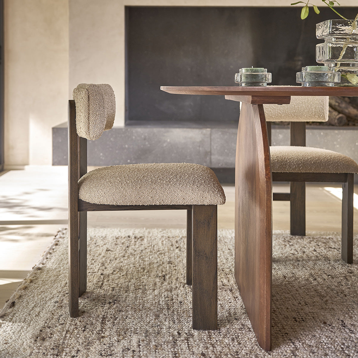 NOÉ - Sedia in rovere massello marrone con tessuto bouclé beige