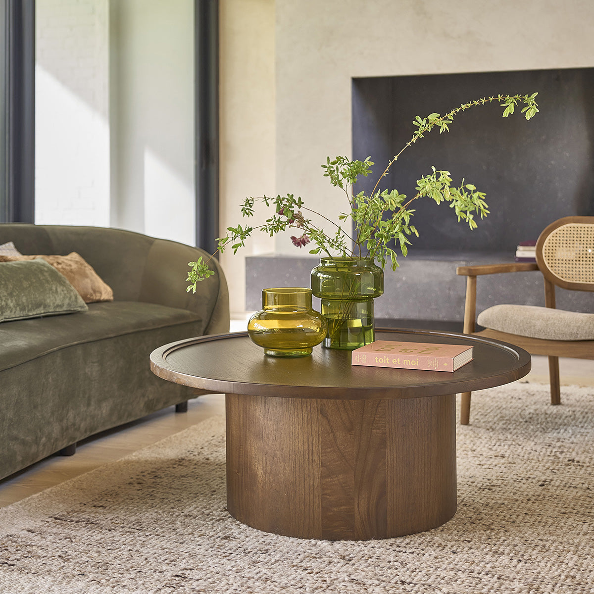 SOLÈNE - Tavolino rotondo in mindi massello con finitura in noce Ø 100 cm