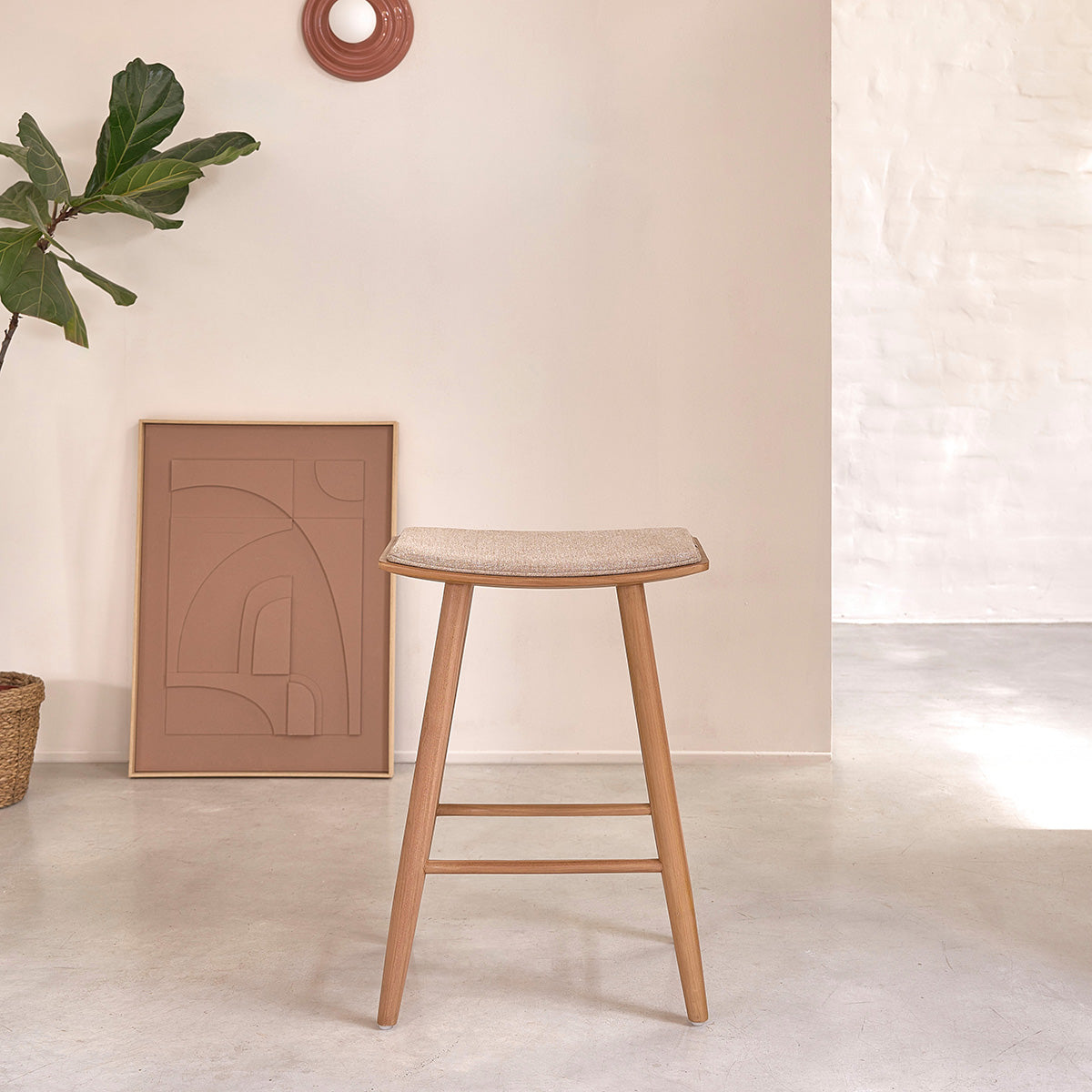 AMBRE - Sgabello in teak massello e velluto écru 65 cm