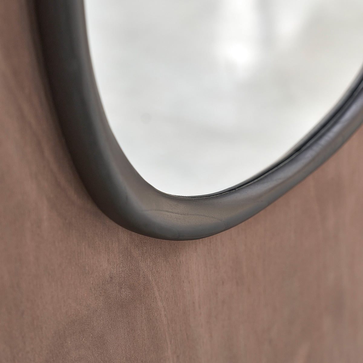 THELMA - Specchio organico in legno di mindi nero 75x60 cm