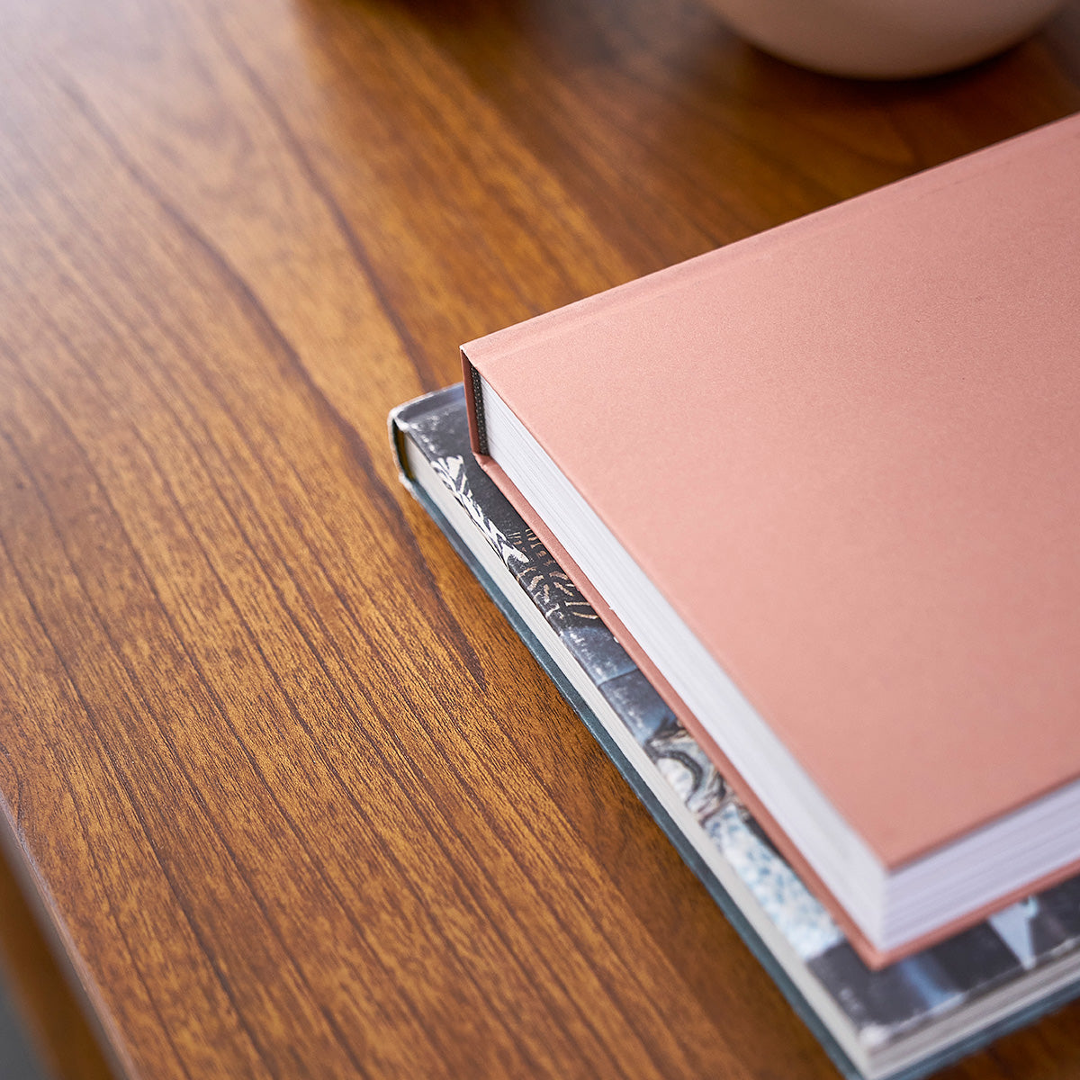 MILO - Tavolino in mindi massello con finitura in noce 140 cm