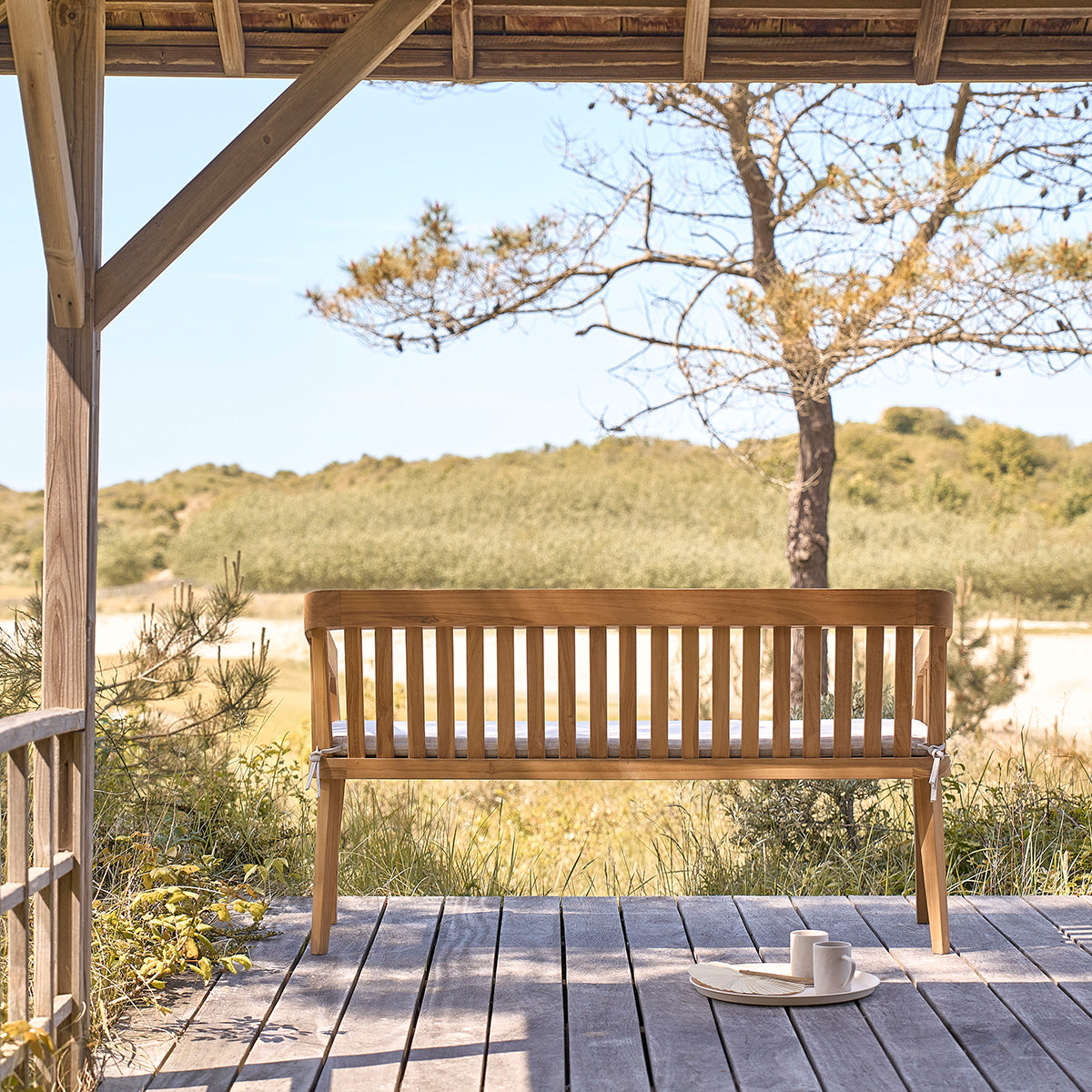 BARI - Panchina da giardino arrotondata in teak massello da 150 cm con cuscino