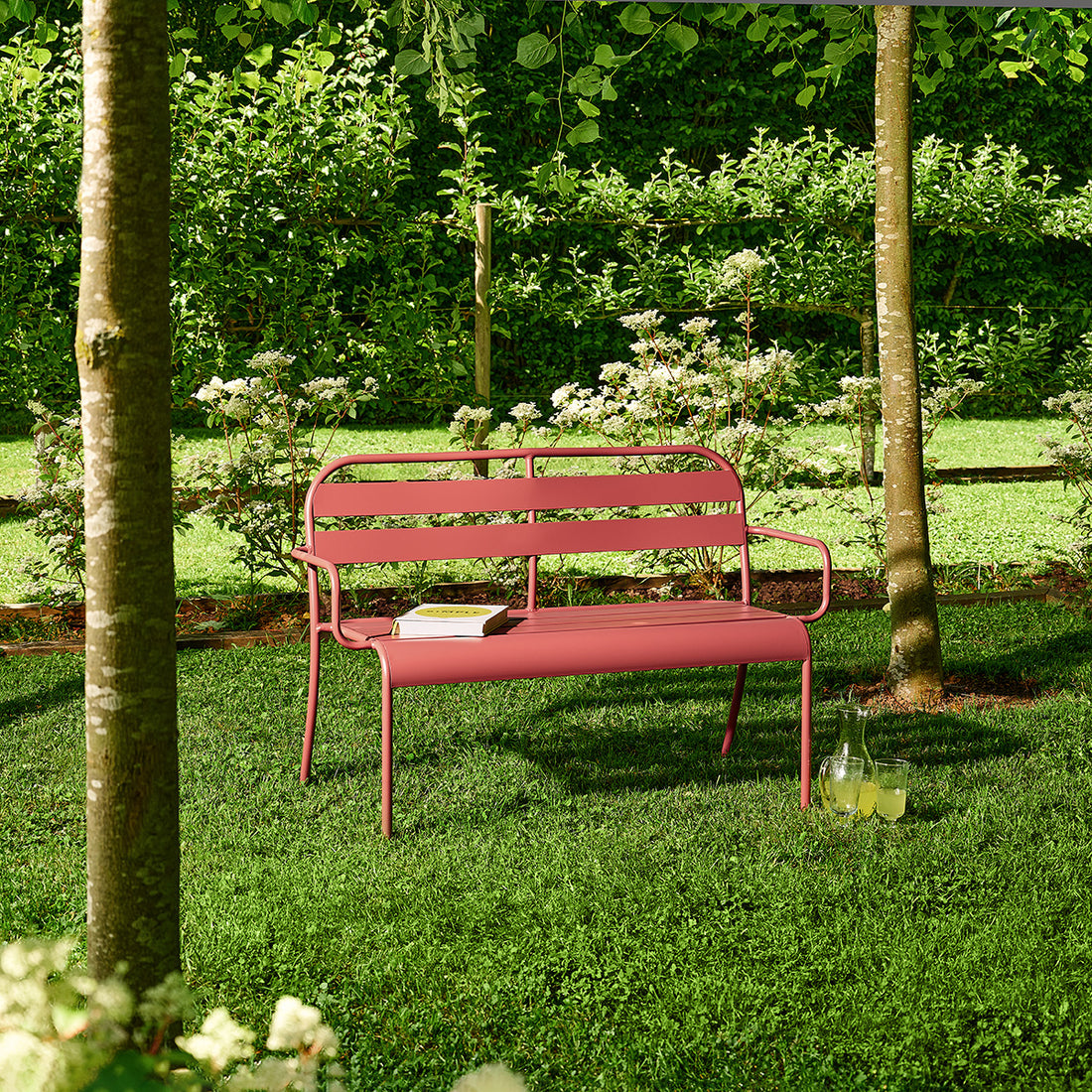 Panchina da giardino in alluminio color lampone