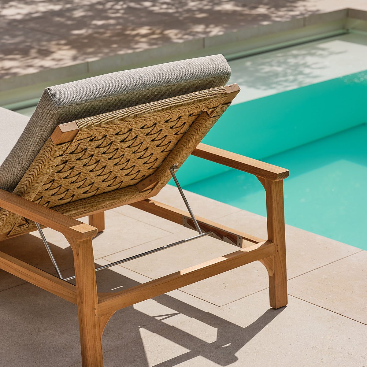 PIANA - Lettino prendisole reclinabile in teak massiccio con cuscini grigi melange