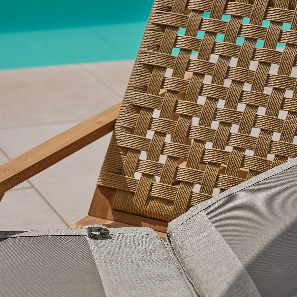 PIANA - Lettino prendisole reclinabile in teak massiccio con cuscini grigi melange