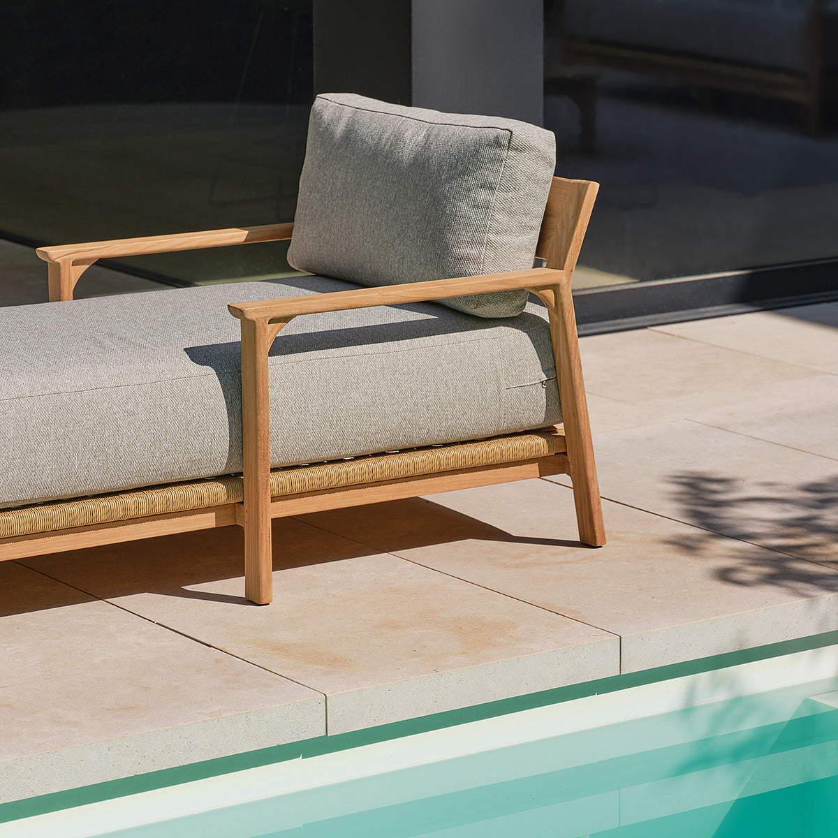 PIANA - Lettino prendisole in teak massiccio con cuscini grigi melange