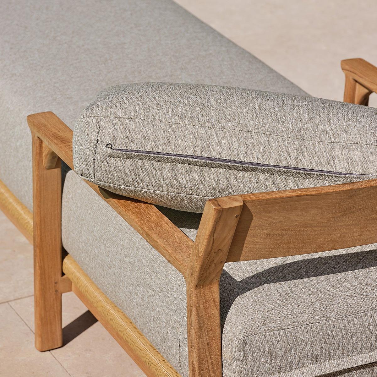 PIANA - Lettino prendisole in teak massiccio con cuscini grigi melange