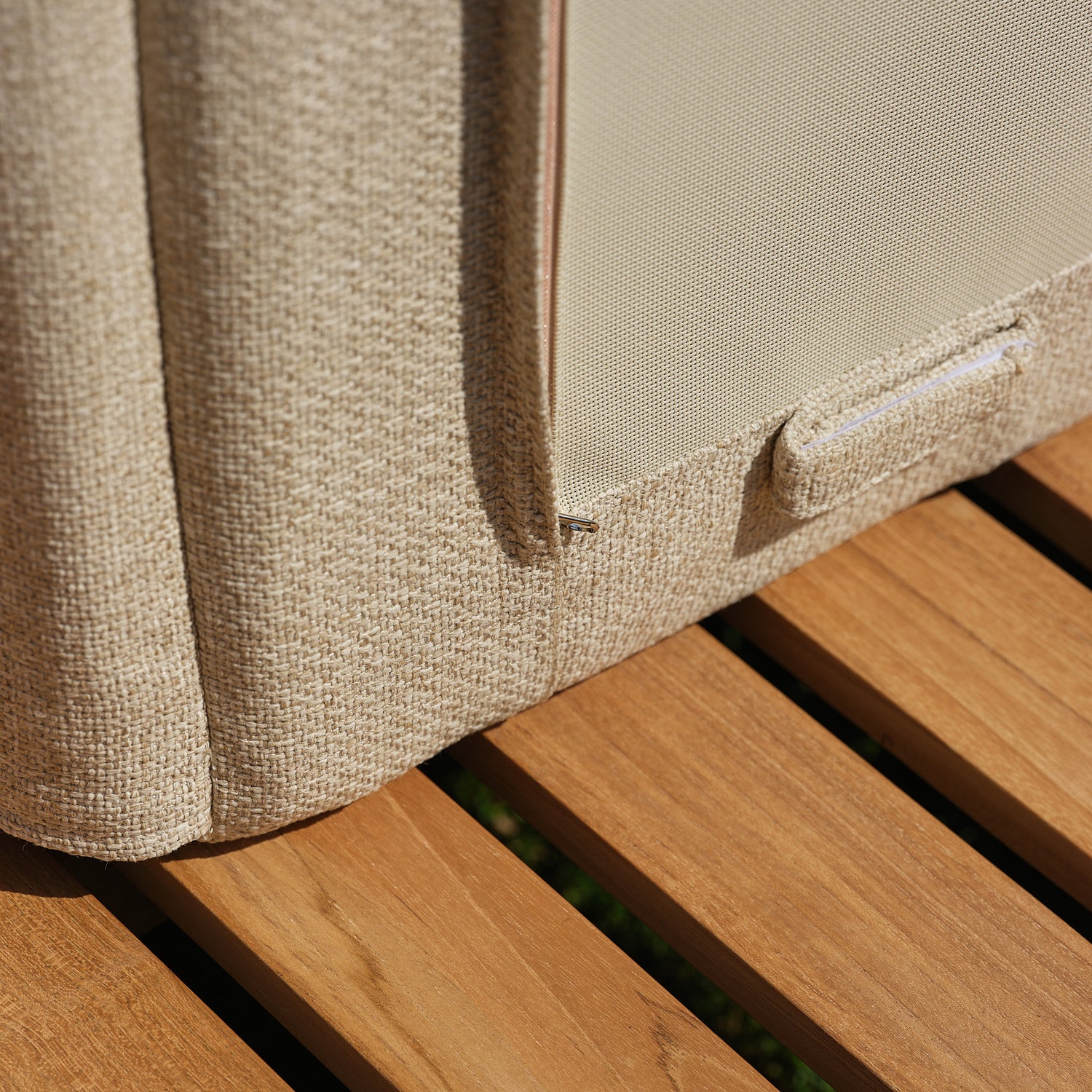 Lettino prendisole reclinabile in teak massiccio con cuscini beige screziati