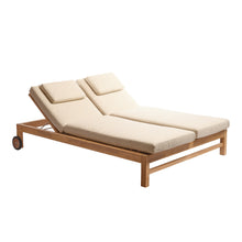 Lettino prendisole doppio reclinabile in teak massiccio con cuscini beige screziati