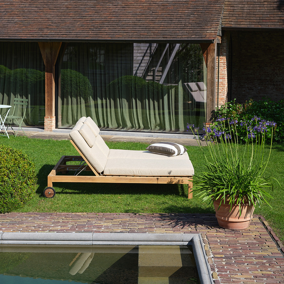 Lettino prendisole doppio reclinabile in teak massiccio con cuscini beige screziati