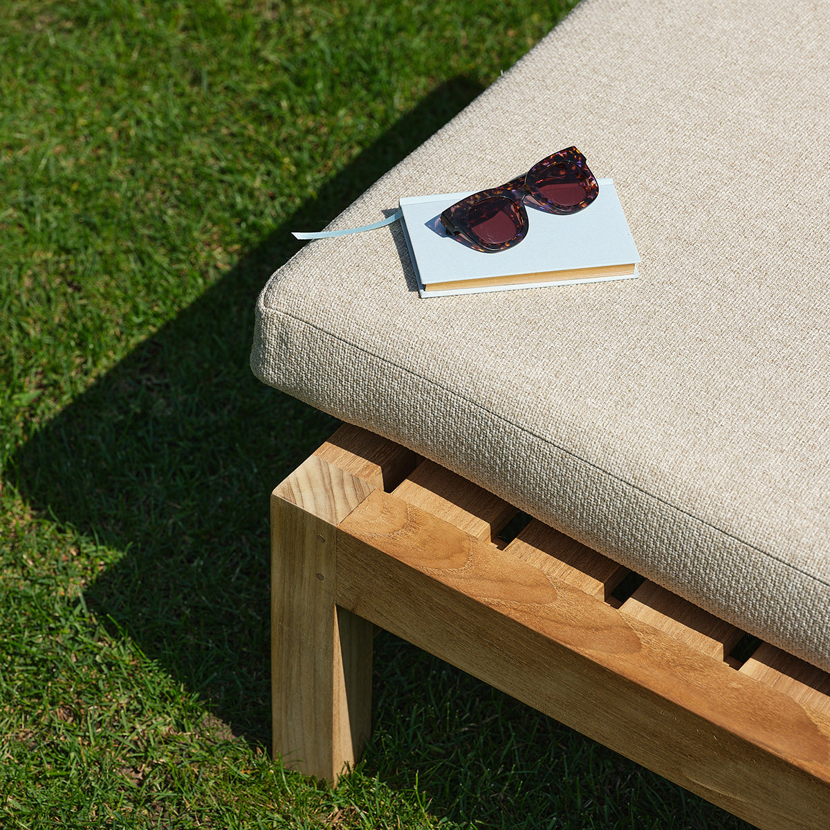 Lettino prendisole doppio reclinabile in teak massiccio con cuscini beige screziati