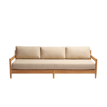 Divano da giardino basso in teak massiccio con cuscini beige screziati, 4 posti.