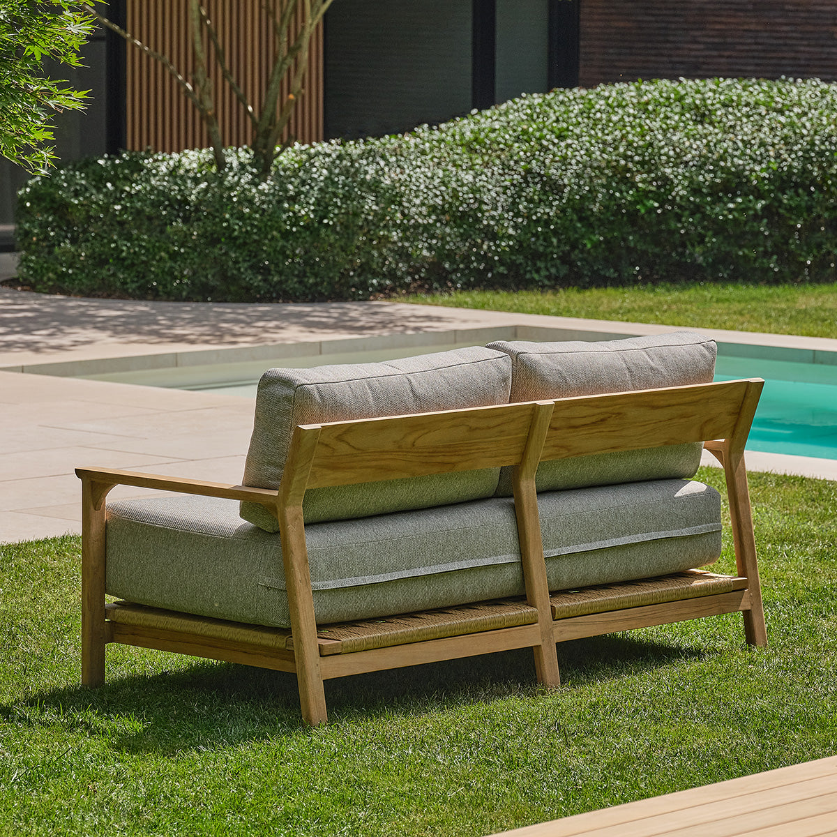 PIANA - Divano da giardino in teak massiccio con cuscini grigi melange, 2 posti.