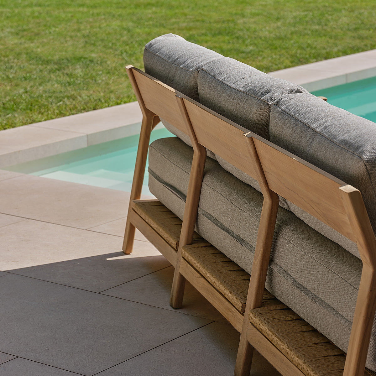 PIANA - Divano da giardino in teak massiccio con cuscini grigi melange, 3 posti.