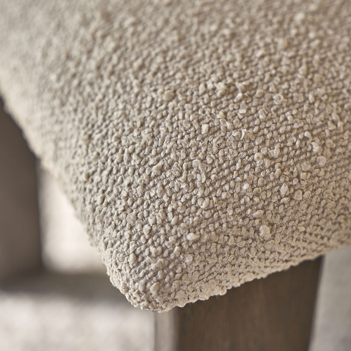NOÉ - Sedia in rovere massello marrone con tessuto bouclé beige
