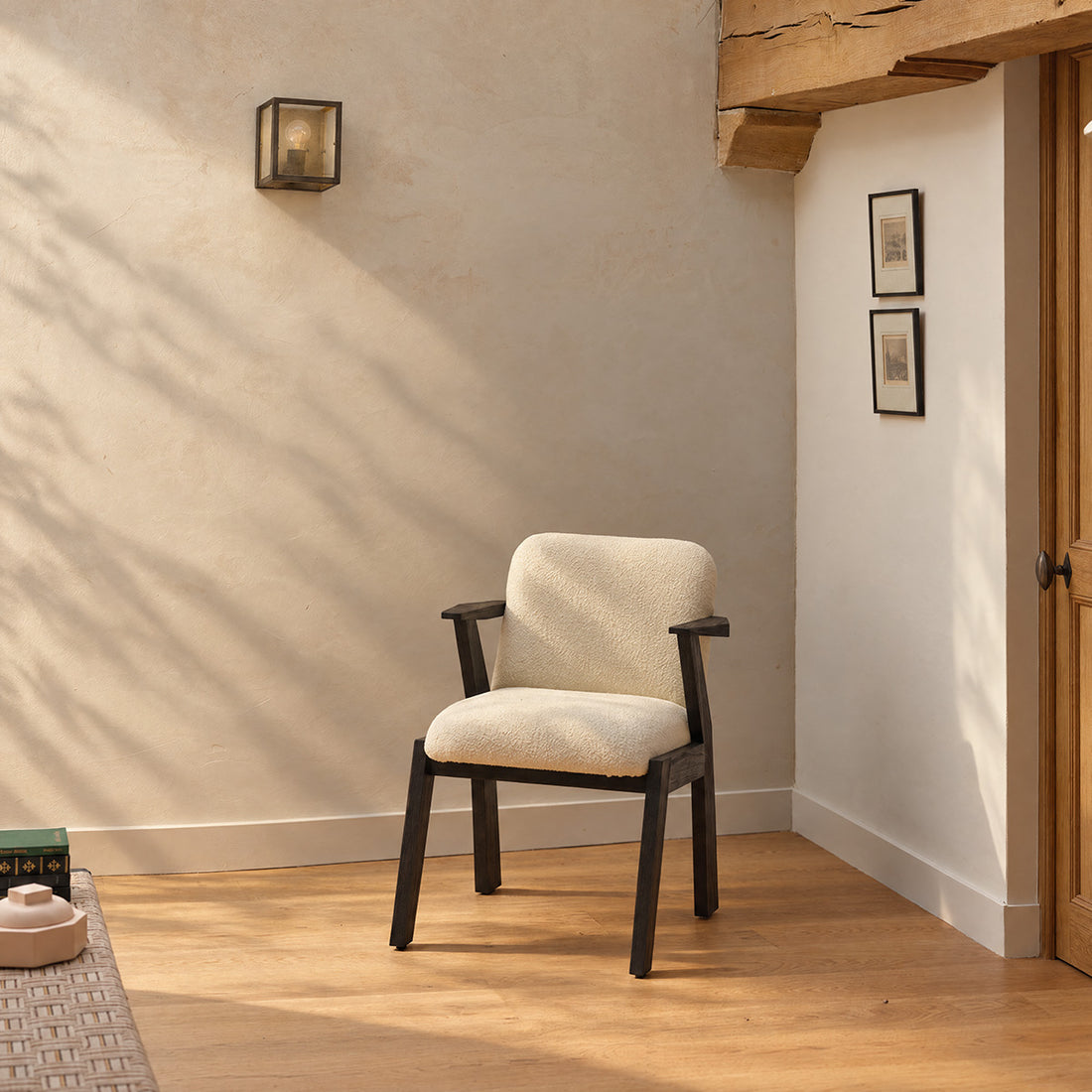 ZOLA - Sedia in legno massello di mindi nero e tessuto bouclé color crema