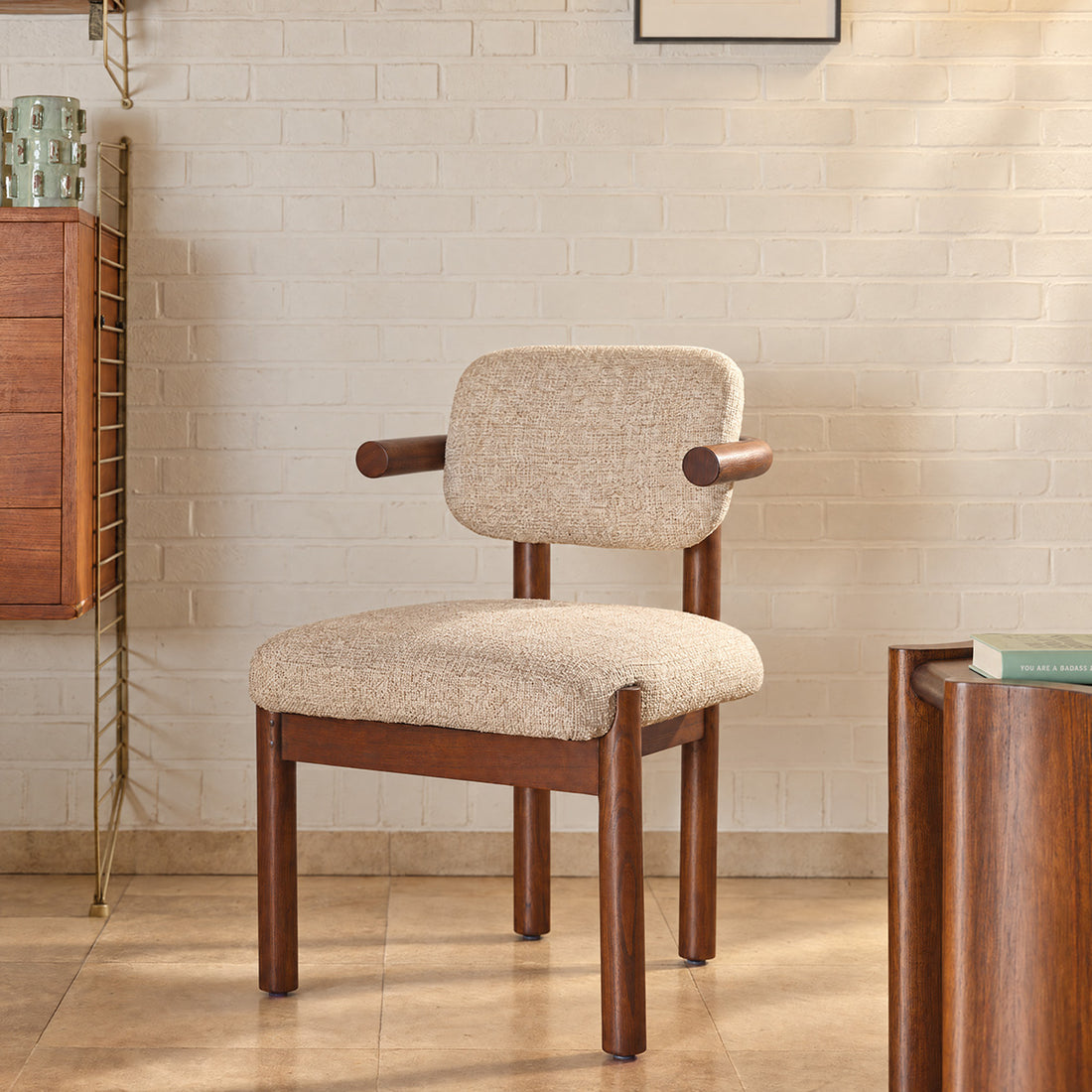NEO - Sedia in legno massello di mindi e tessuto beige screziato con trama in rilievo