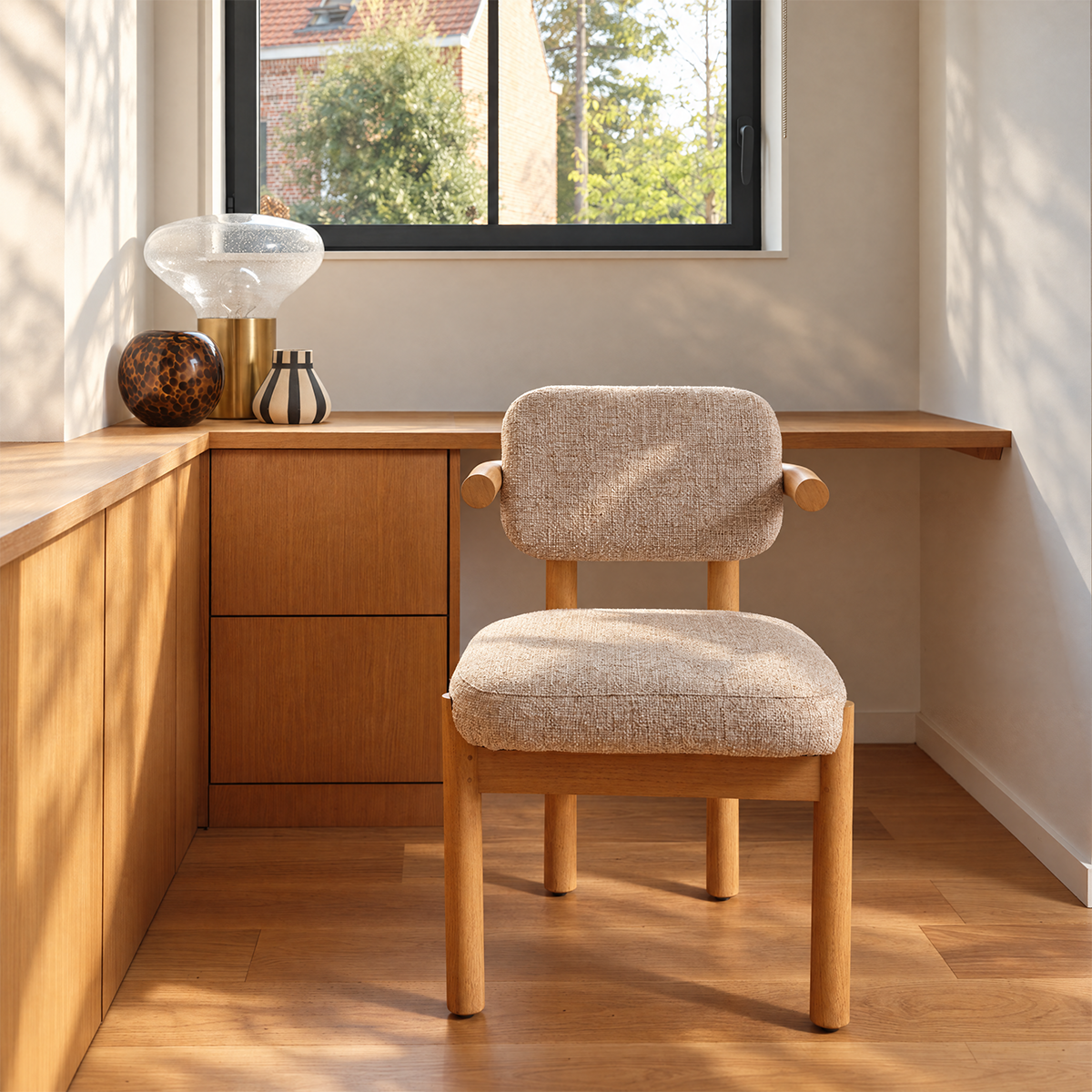 NEO - Sedia in legno massello di mindi naturale e tessuto beige screziato con trama in rilievo