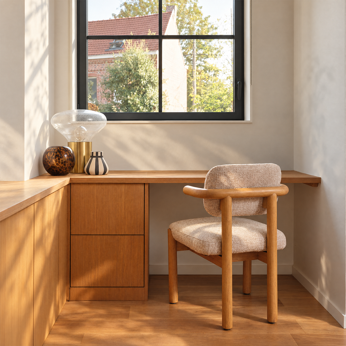 NEO - Sedia in legno massello di mindi naturale e tessuto beige screziato con trama in rilievo