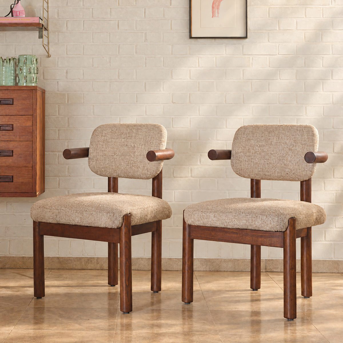 NEO - Set di 2 sedie in legno massello di mindi e tessuto beige screziato con trama in rilievo