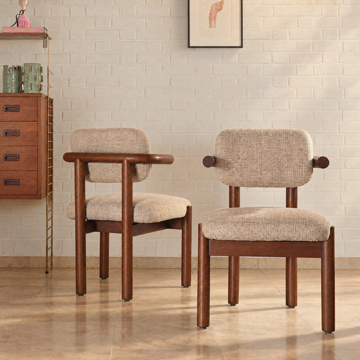 NEO - Set di 2 sedie in legno massello di mindi e tessuto beige screziato con trama in rilievo